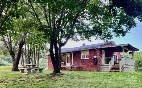 68 Roosevelt Rdg, Canton, NC 28716
