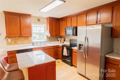 Kitchen - 309 Irish Downs Dr, Clover, SC 29710 photo 4 of 6