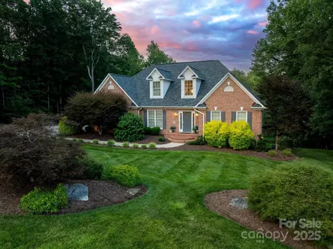 2441 Thornfield Dr, Lenoir, NC 28645