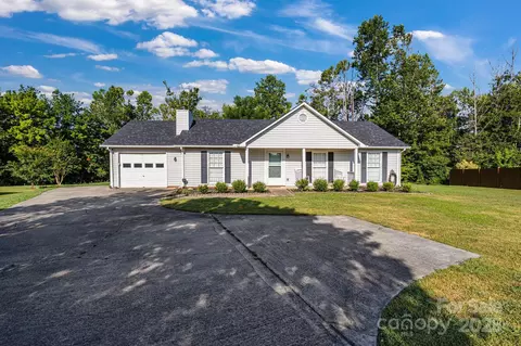 1012 Thorncrest Dr, Fletcher, NC 28732