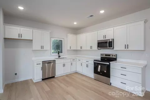 803 32nd Ne St NE, Conover, NC 28613 photo 3