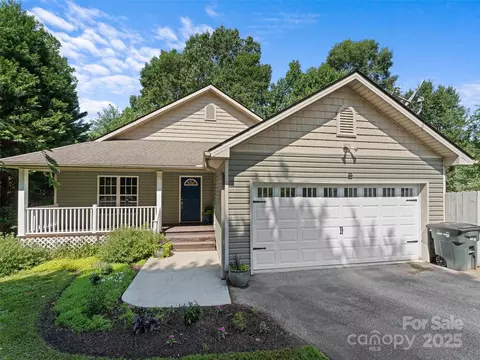 690 Mountain Rd, Hendersonville, NC 28791
