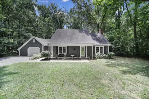 8217 Saddlehorse Ln, Charlotte, NC 28215