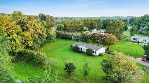 35 Little Roundtop Dr, Hiddenite, NC 28636