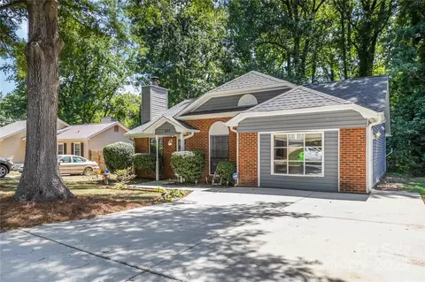 621 Pennwood Ln, Charlotte, NC 28215