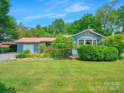 12 Robertson St, Burnsville, NC 28714