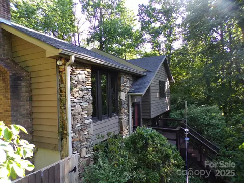 140 Beechwood Cir, Laurel Park, NC 28739