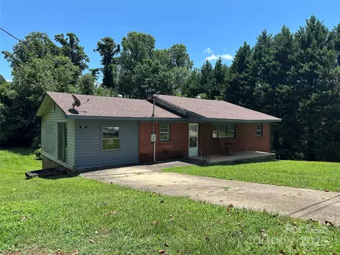 107 E Hunt Dr, Nebo, NC 28761