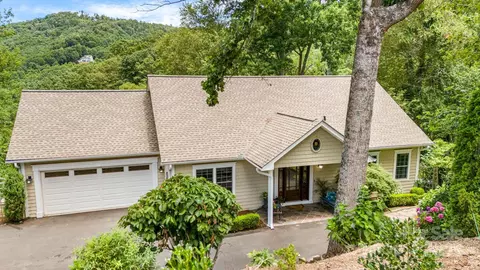 930 Sunlight Ridge Dr, Hendersonville, NC 28792