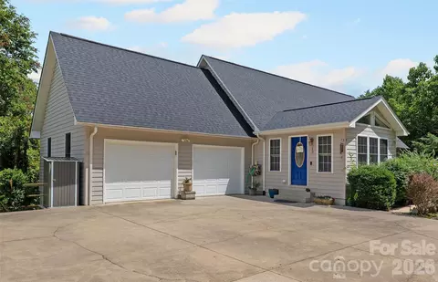 15 Willow Knolls Dr, Weaverville, NC 28787