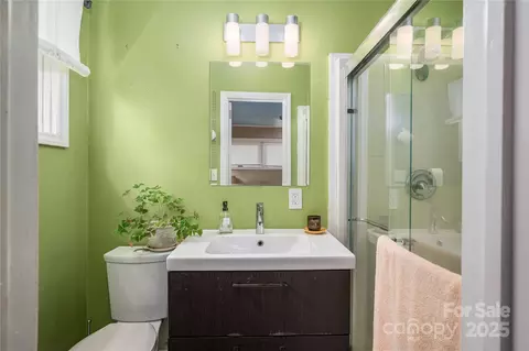 Bath - 211 Ruby Ln, Gastonia, NC 28054 photo 2 of 3