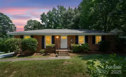 318 Cedarwood Ln, Matthews, NC 28104
