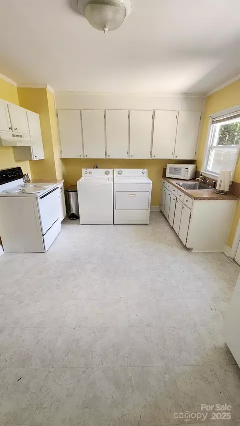 601 E John St, Matthews, NC 28105 photo 3