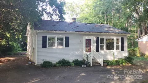 601 E John St, Matthews, NC 28105 photo 2