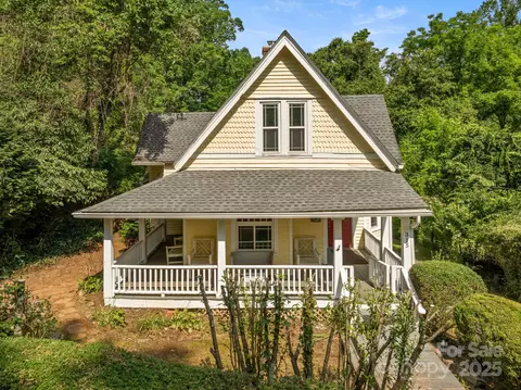 334 Greenville St, Saluda, NC 28773