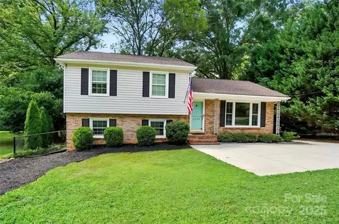 6208 Colchester Pl, Charlotte, NC 28210