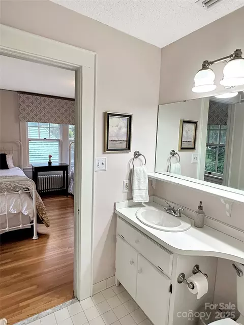 Bath - 436 3rd Nw Ave NW, Hickory, NC 28601 photo 8 of 9