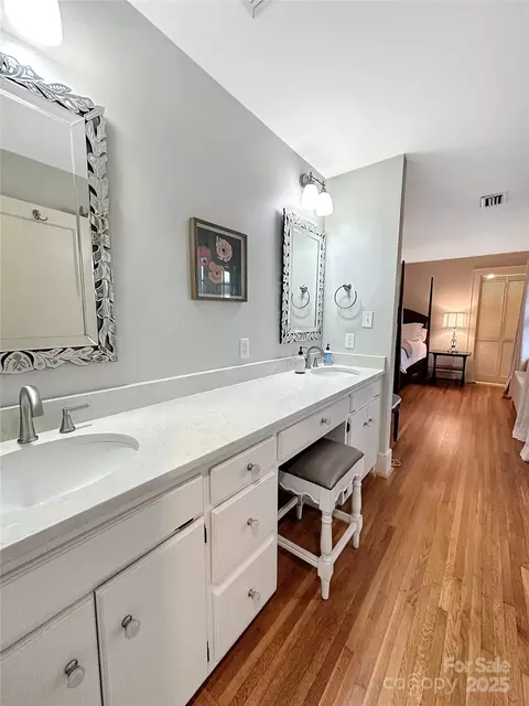 Bath - 436 3rd Nw Ave NW, Hickory, NC 28601 photo 4 of 9