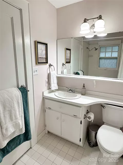 Bath - 436 3rd Nw Ave NW, Hickory, NC 28601 photo 7 of 9
