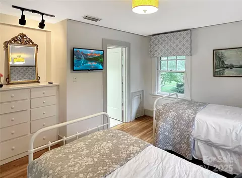 Bedroom - 436 3rd Nw Ave NW, Hickory, NC 28601 photo 5 of 5