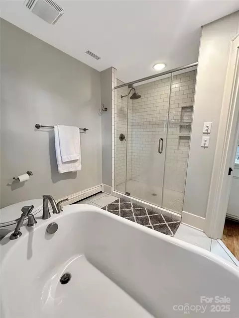 Bath - 436 3rd Nw Ave NW, Hickory, NC 28601 photo 5 of 9