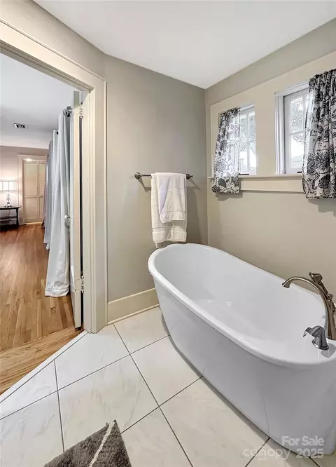 Bath - 436 3rd Nw Ave NW, Hickory, NC 28601 photo 6 of 9