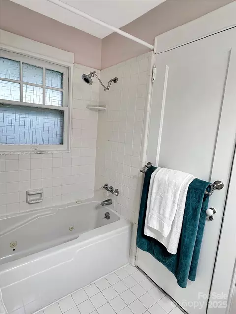 Bath - 436 3rd Nw Ave NW, Hickory, NC 28601 photo 9 of 9