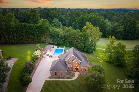 4137 Pinecrest Ne Dr NE, Hickory, NC 28601