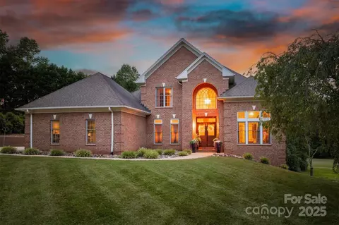 4137 Pinecrest Ne Dr NE, Hickory, NC 28601 photo 2