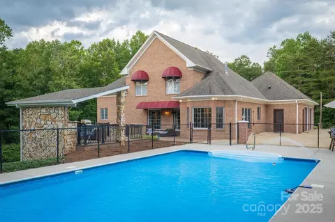 4137 Pinecrest Ne Dr NE, Hickory, NC 28601 photo 9