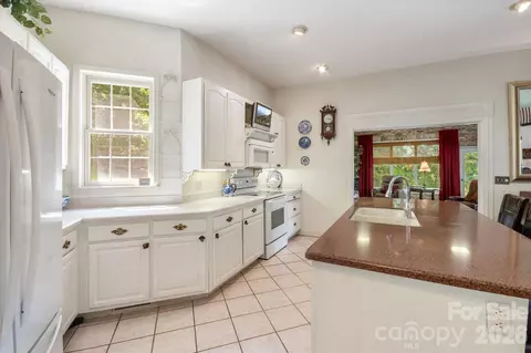 Kitchen - 25 Towhee Trl, Tryon, NC 28782 photo 4 of 4