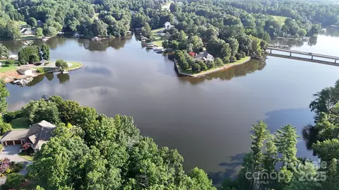 6260 Riviera Run Estates Dr, Hickory, NC 28601