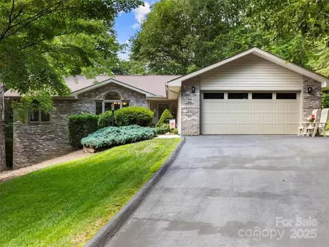1820 Riverview Ct, Hendersonville, NC 28739
