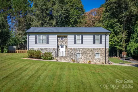 3781 Serenity Dr, Hickory, NC 28602