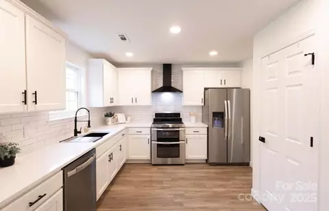 1009 Glen Hollow Dr, Indian Trail, NC 28079