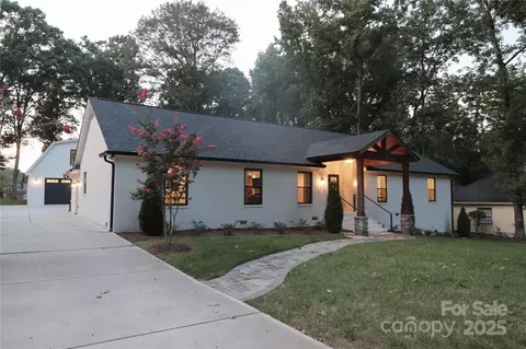 1118 Crestbrook Dr, Charlotte, NC 28211