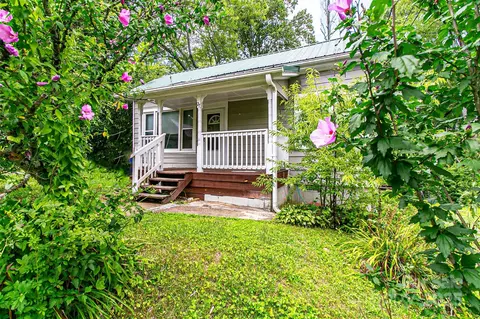27 Curlee St, Brevard, NC 28712