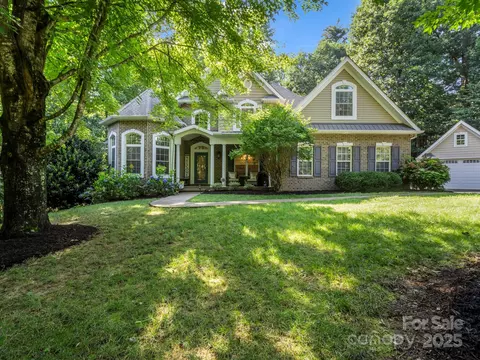 53 Kanuga Forest Dr, Hendersonville, NC 28739