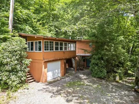 1010 Autumn Dr, Maggie Valley, NC 28751