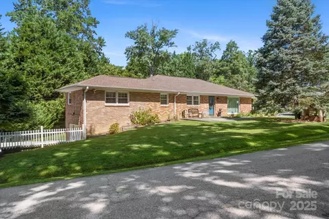 441 Hillcrest Cir, Hendersonville, NC 28792