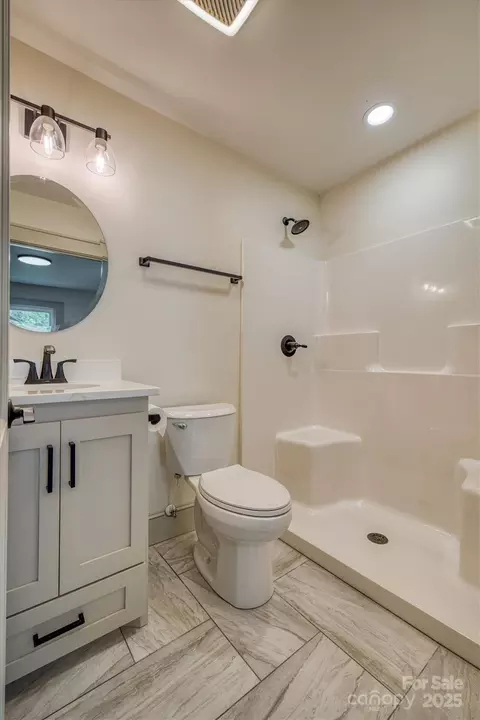Bath - 2775 Snipes St, Morganton, NC 28655 photo 3 of 3