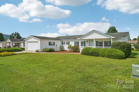 617 Paisley Ct, Hendersonville, NC 28739
