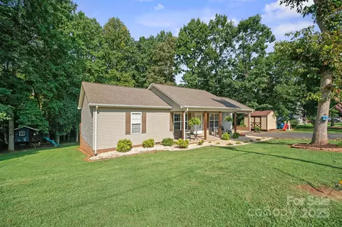 5476 Chestnut Dr, Hickory, NC 28602