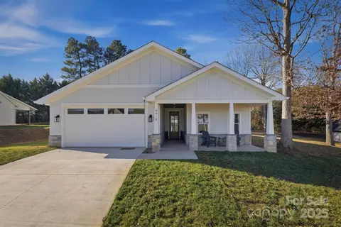 4418 Bristol Dr, Morganton, NC 28655