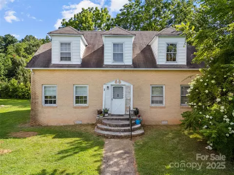 1 Dead End Dr, Flat Rock, NC 28731