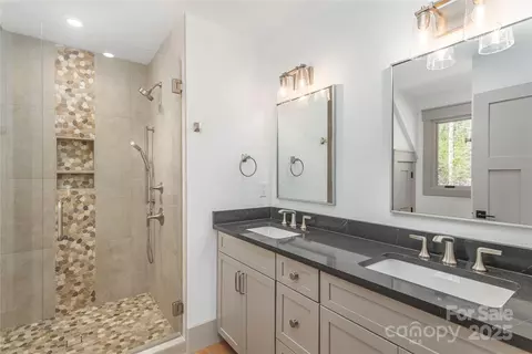 Bath - 92 Rusty Hook Rd, Nebo, NC 28761 photo 2 of 3