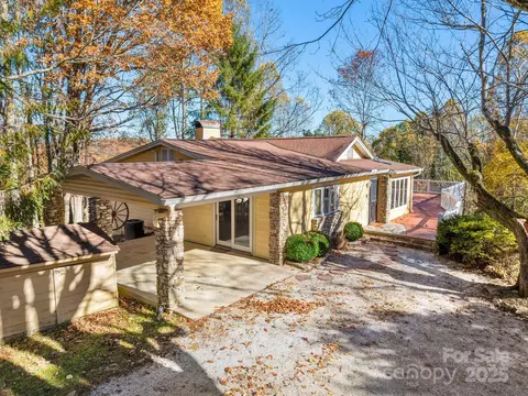 20 Fairview Heights Dr, Hendersonville, NC 28739