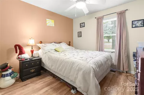 Bedroom - 1994 Willow Ridge St, Conover, NC 28613 photo 3 of 3