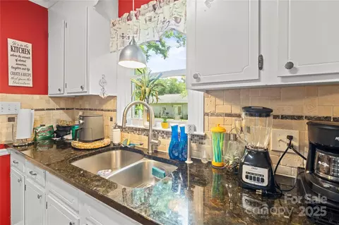 Kitchen - 1994 Willow Ridge St, Conover, NC 28613 photo 2 of 2