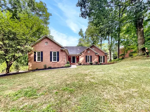 8117 Shannon Woods Ln, Matthews, NC 28104
